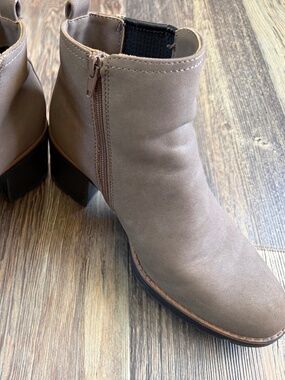 Naturalizer Madalynn Gore Taupe Ankle Boots Booties Size 8